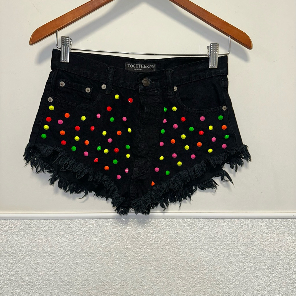 Together Apparel Women’s Studded Denim Shorts Size S Black Multi-color rave - Picture 4 of 10
